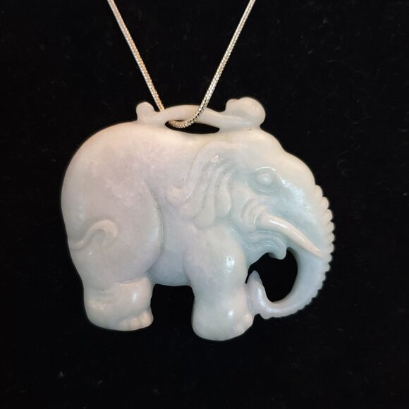 Beautiful Vintage Hand-Carved Natural White Jade Elephant Good Luck Pendant - Picture 8 of 10